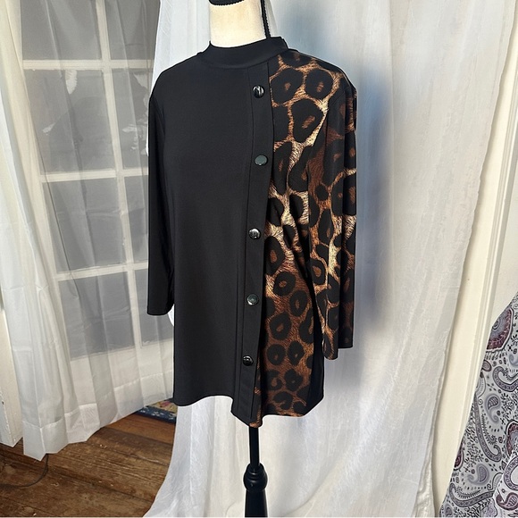 3/$20 💥 Leopard Animal Print & Black Mock Neck Blouse 3/4 Sleeve Stretchy Chic - Picture 4 of 14